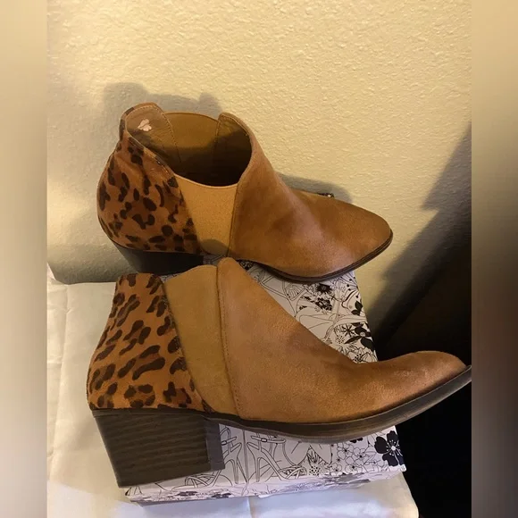 CHINESE LAUNDRY CORBIN CARMEL/BROWN SUEDE ANIMAL PRINT BOOTIES - Size 10 - Picture 3 of 10
